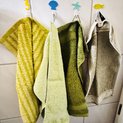jeder hat seinen eigenen Haken mit Handtuch