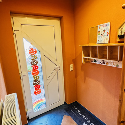 die Haustür mit der Garderobe