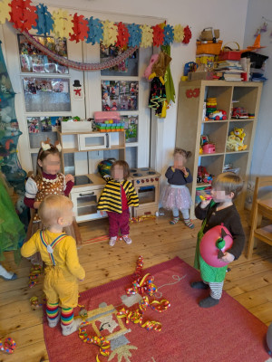 wir tanzen und springen